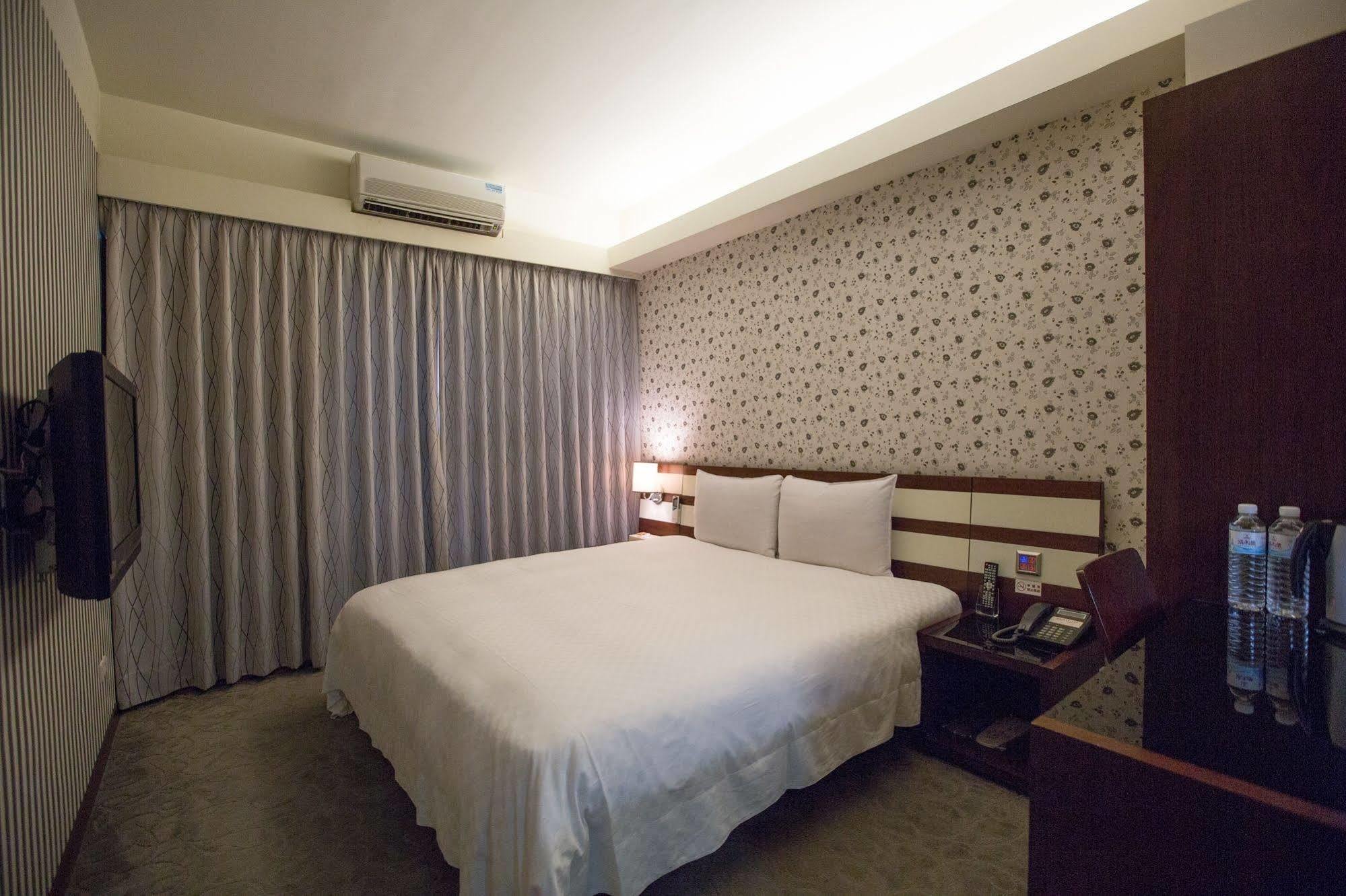 Talmud Hotel Gongyuan Тайчжун Экстерьер фото
